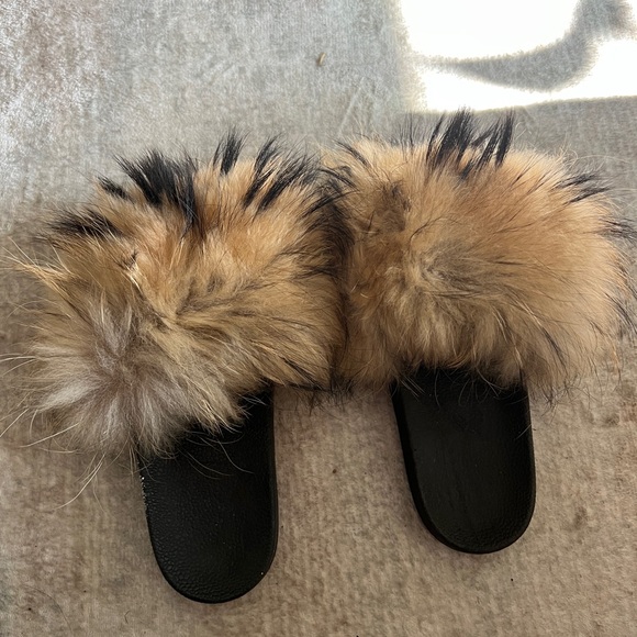 Raccoon Fur Black and Tan Women's Slides - Picture 1 of 5